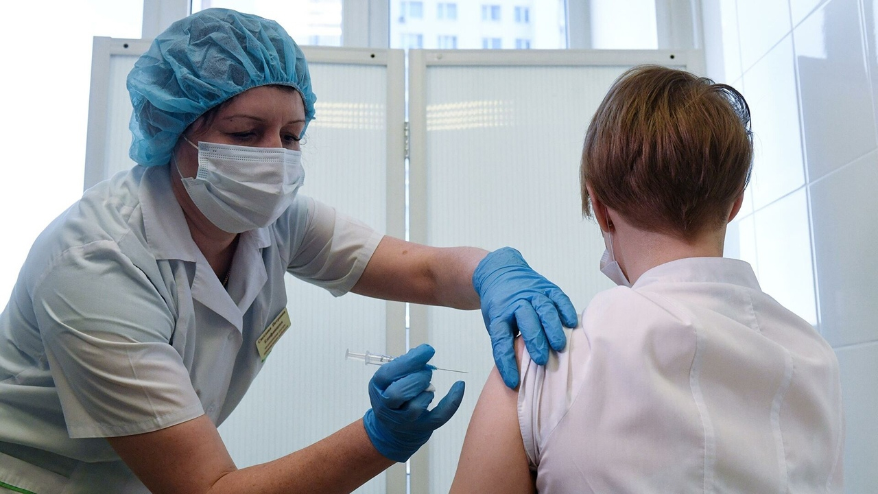 С вакциной от COVID-19 могут заявиться в школы и детсады