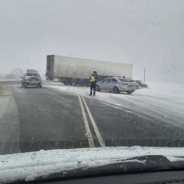 Посылок не будет! В Пензенской области почтовый УАЗик залетел под фуру