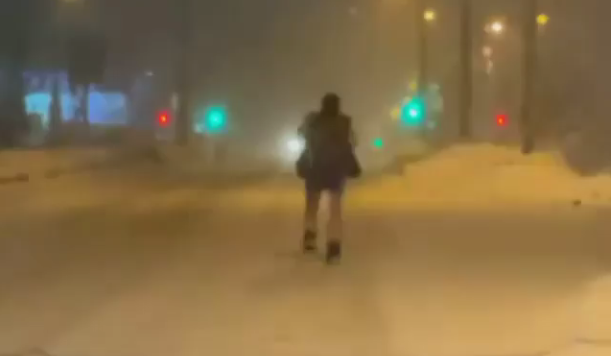 «Снежный мужик»: горожанин в синих трусах шокировал пензячек на дороге – видео