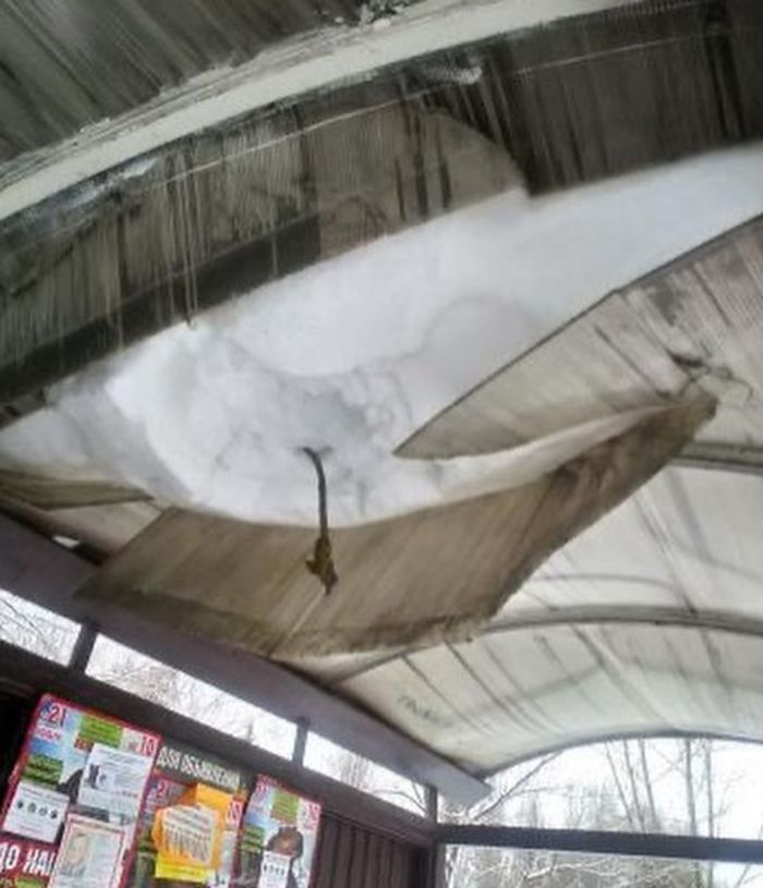 Над стоявшей на остановке пензячкой обрушилась крыша
