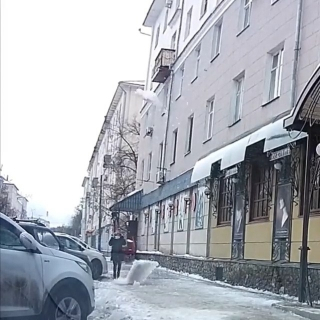 В Пензе разыскивают девушку, чудом спасшуюся от падающей с крыши глыбы