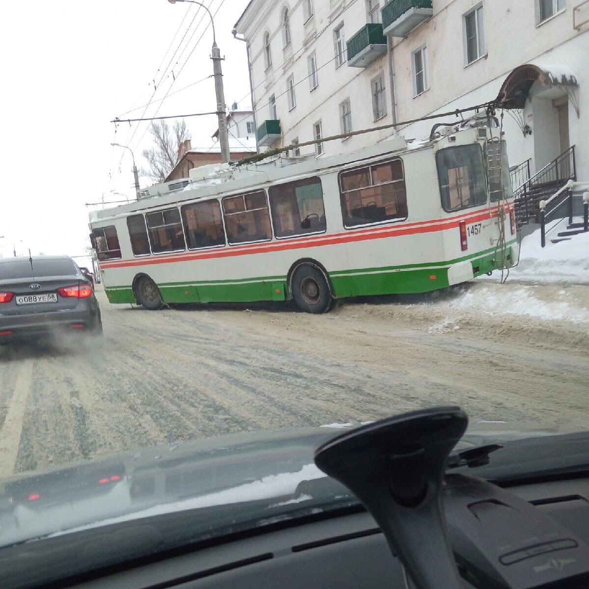 «Апогей всей снегоуборочной кампании»: в Пензе троллейбус застрял в снегу