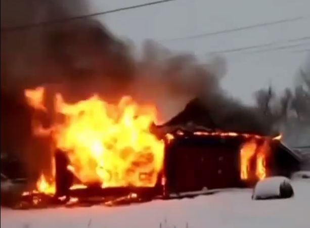 Появились кадры сильного пожара в Каменском районе Пензенской области