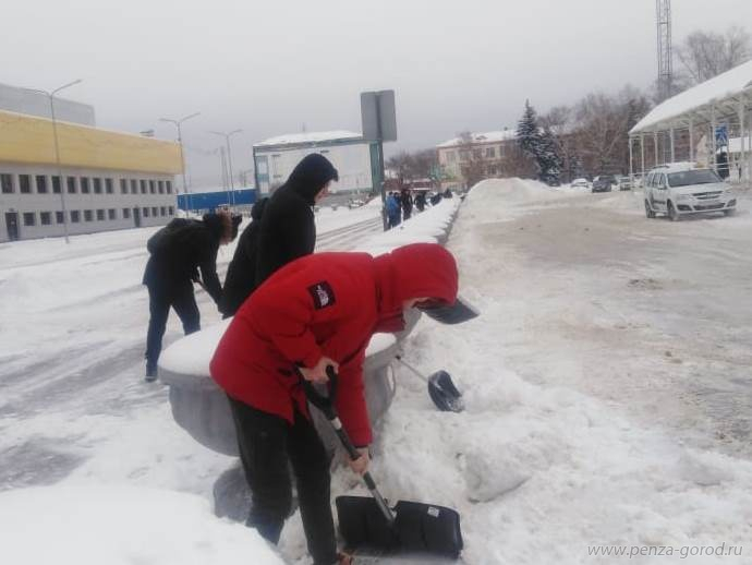 В Пензе студентов отправили чистить снег
