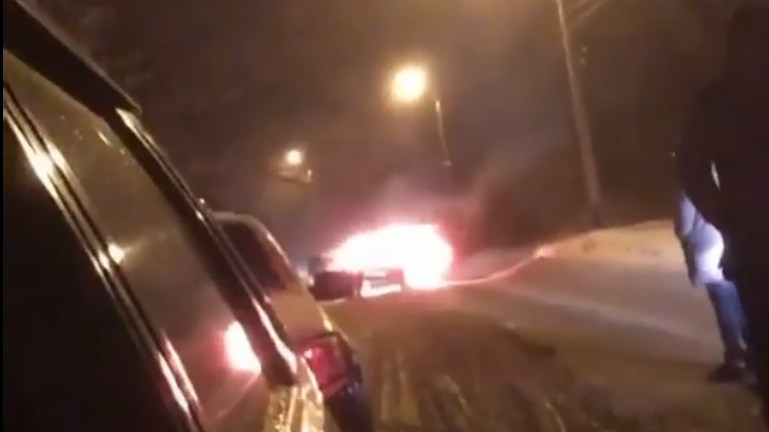 «Загорелся на дороге». Появилось видео с места возгорания автомобиля в Пензе