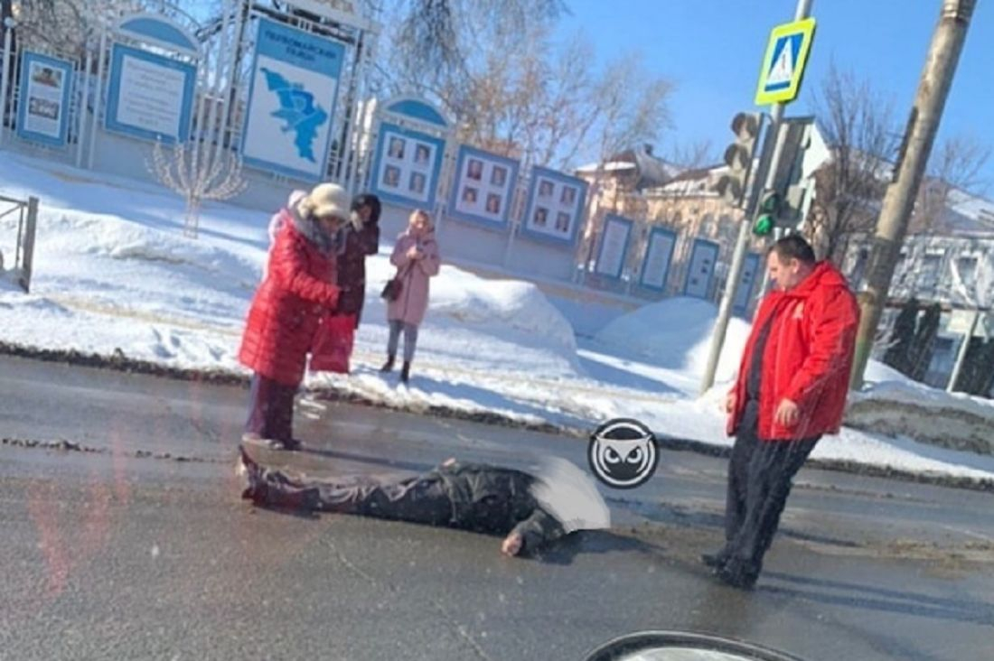 В Пензе на дороге лежит человек без признаков жизни - соцсети