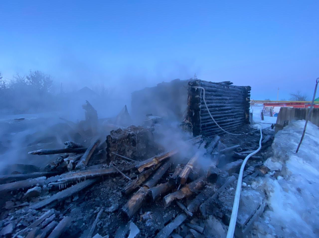 «Погибли мать и сын»: появилось видео с места смертельного пожара под Пензой