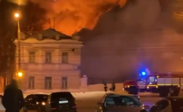 В Пензе на улице Кирова произошёл сильный пожар – видео