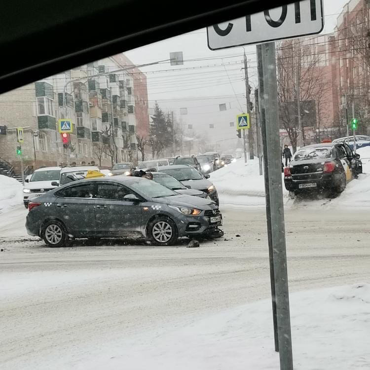 В Пензе на улице Пушкина произошла авария с такси