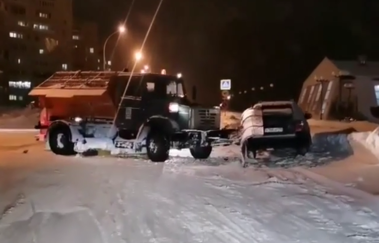В Заречном снегоуборщик протаранил машину с ребенком – видео
