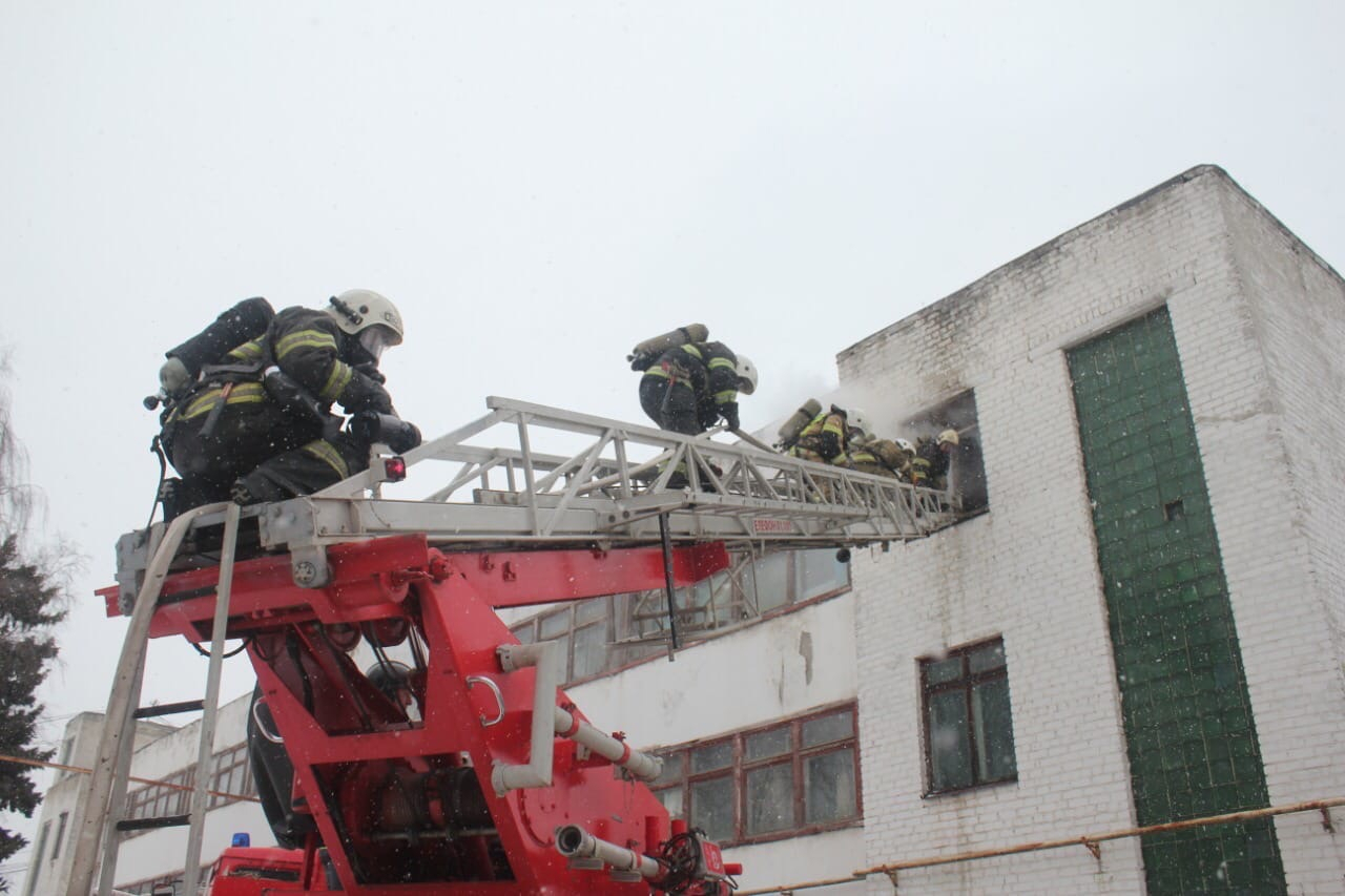 Тушил 61 человек: в Пензе на Каракозова произошел серьезный пожар