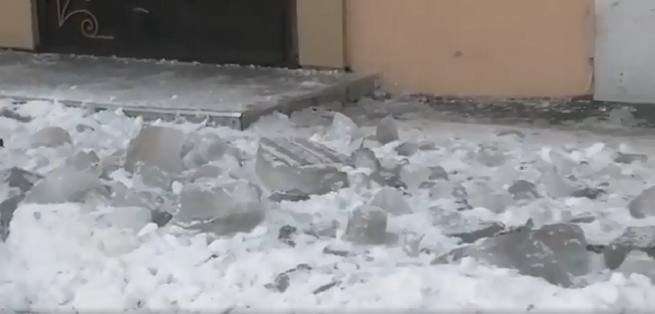 «Ждём новых жертв»: в Пензе глыбы льда создают опасность для прохожих - видео