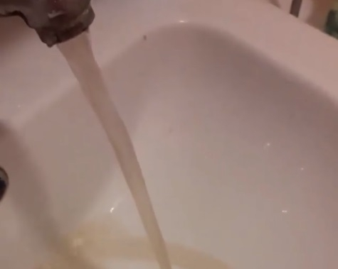 Жители Зари жалуются на грязную воду из крана