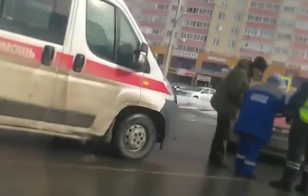 В Пензе к месту жесткой аварии на улице Антонова прибыла скорая