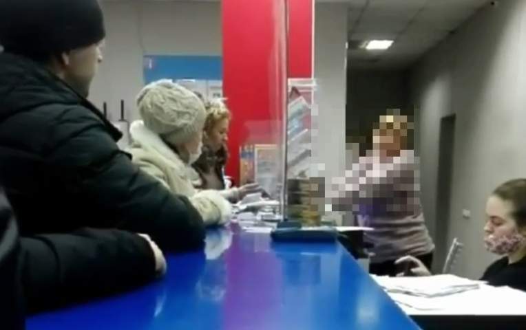 «Вызвала полицию»: в Пензе на видео попал скандал в отделении почты