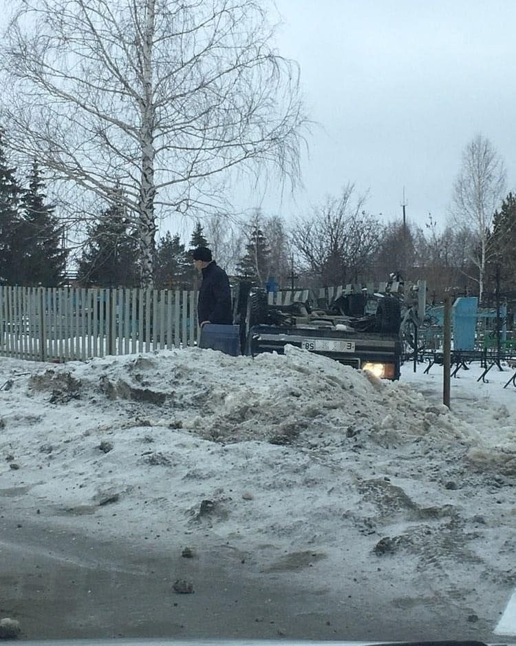 В Пензенской области автомобиль перевернулся и влетел на кладбище