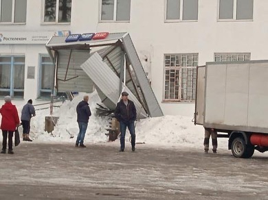 «Страшно было выходить»: глыба снега рухнула на отделение почты в Пензенской области
