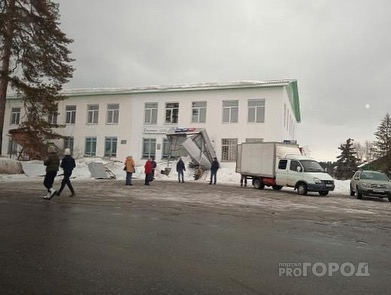 «Почта России» прокомментировала обрушение крыши на улице Ленина в Сосновоборске