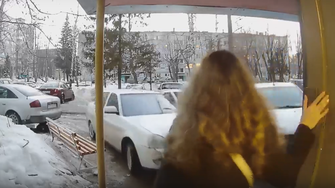 В Пензе автомобиль въехал в подъезд из которого выходила девушка – видео