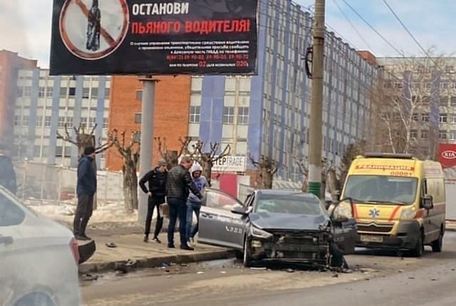 В Пензе на улице Калинина к месту жесткой аварии прибыла скорая