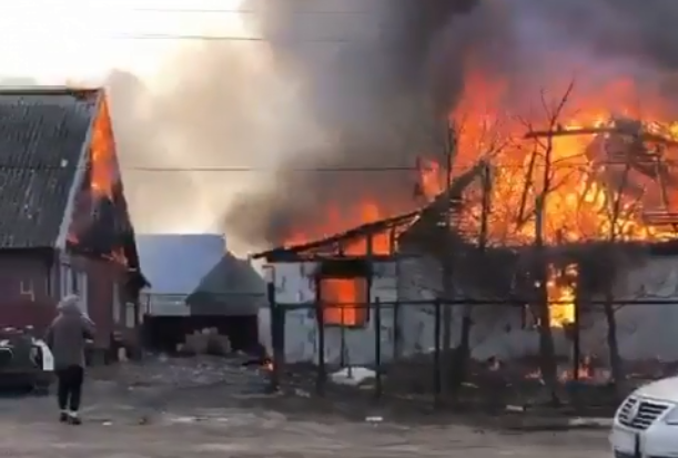 «Потеряли всё за 20 минут»: под Пензой два дома сгорели дотла – видео