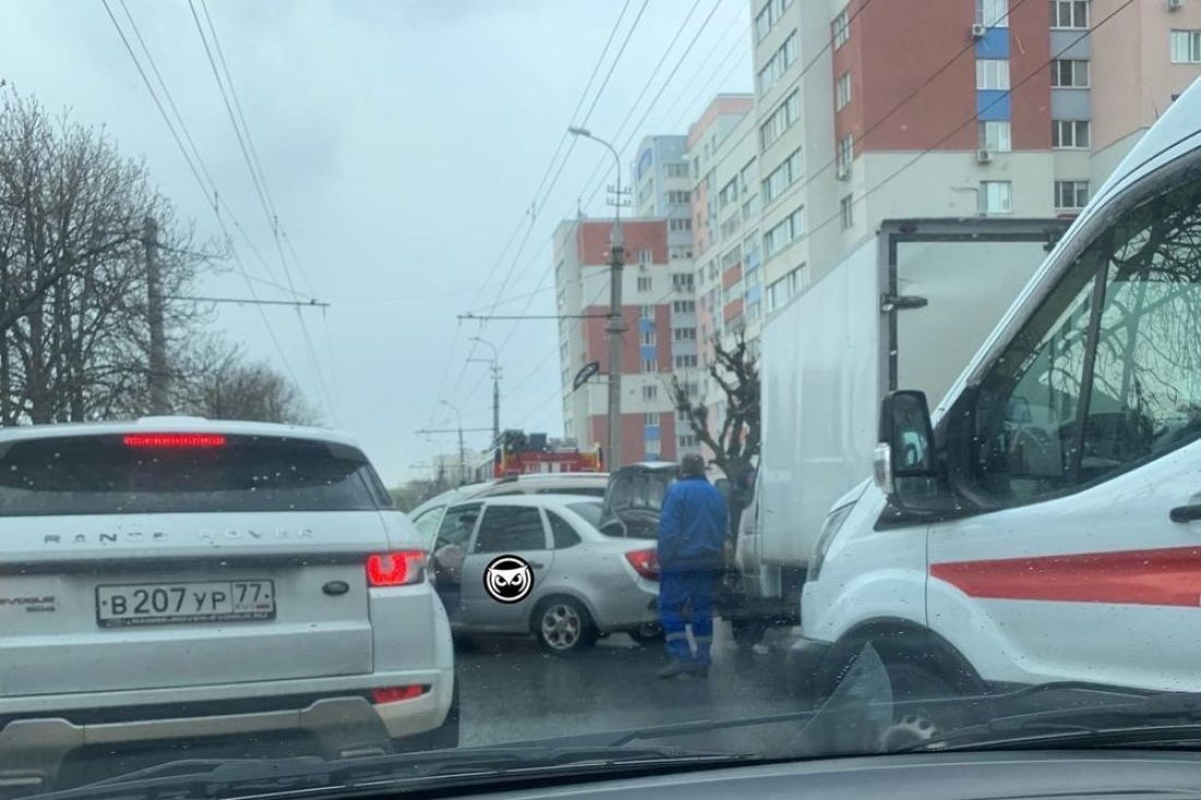Врачи и спасатели прибыли к месту аварии на улице Пушкина в Пензе