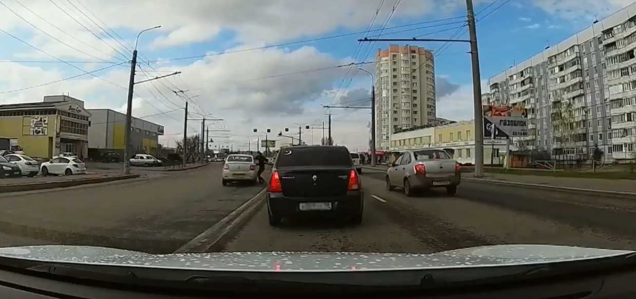 В Пензе водитель на высокой скорости наехал на пешехода - видео