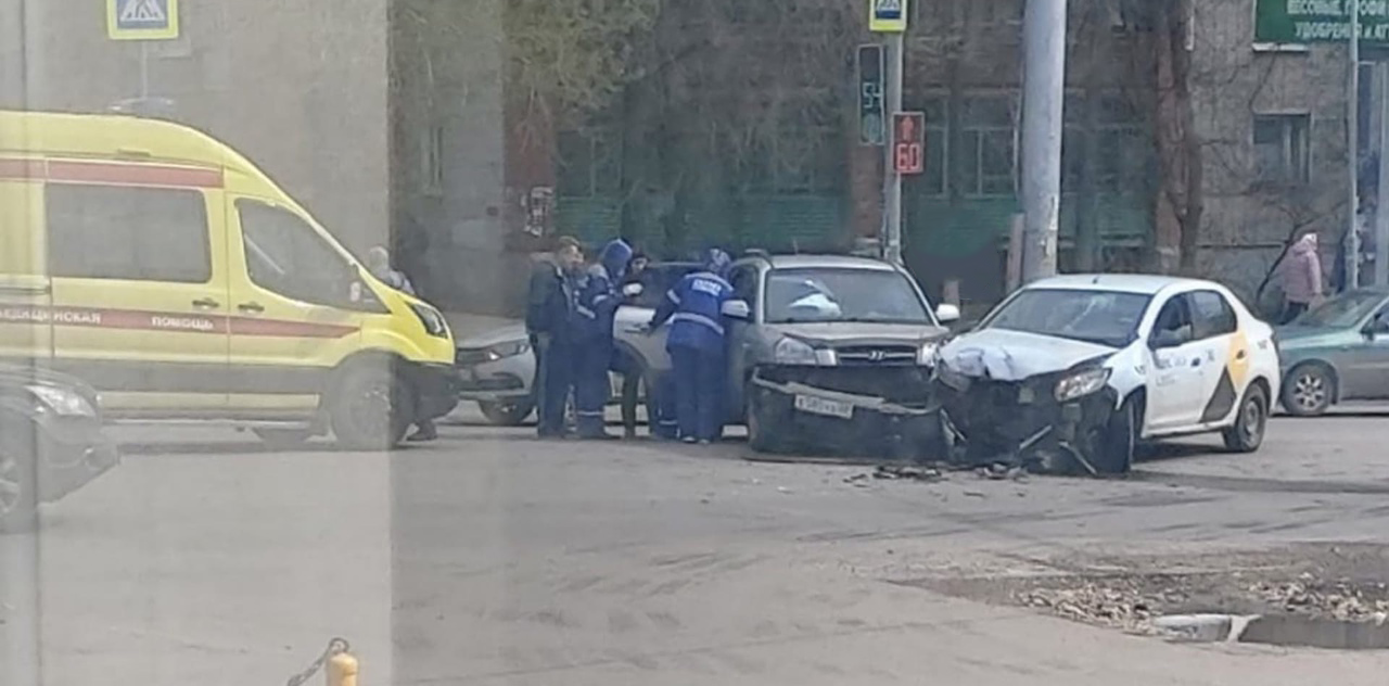 В Пензе к месту жесткой аварии на улице Луначарского прибыла скорая помощь