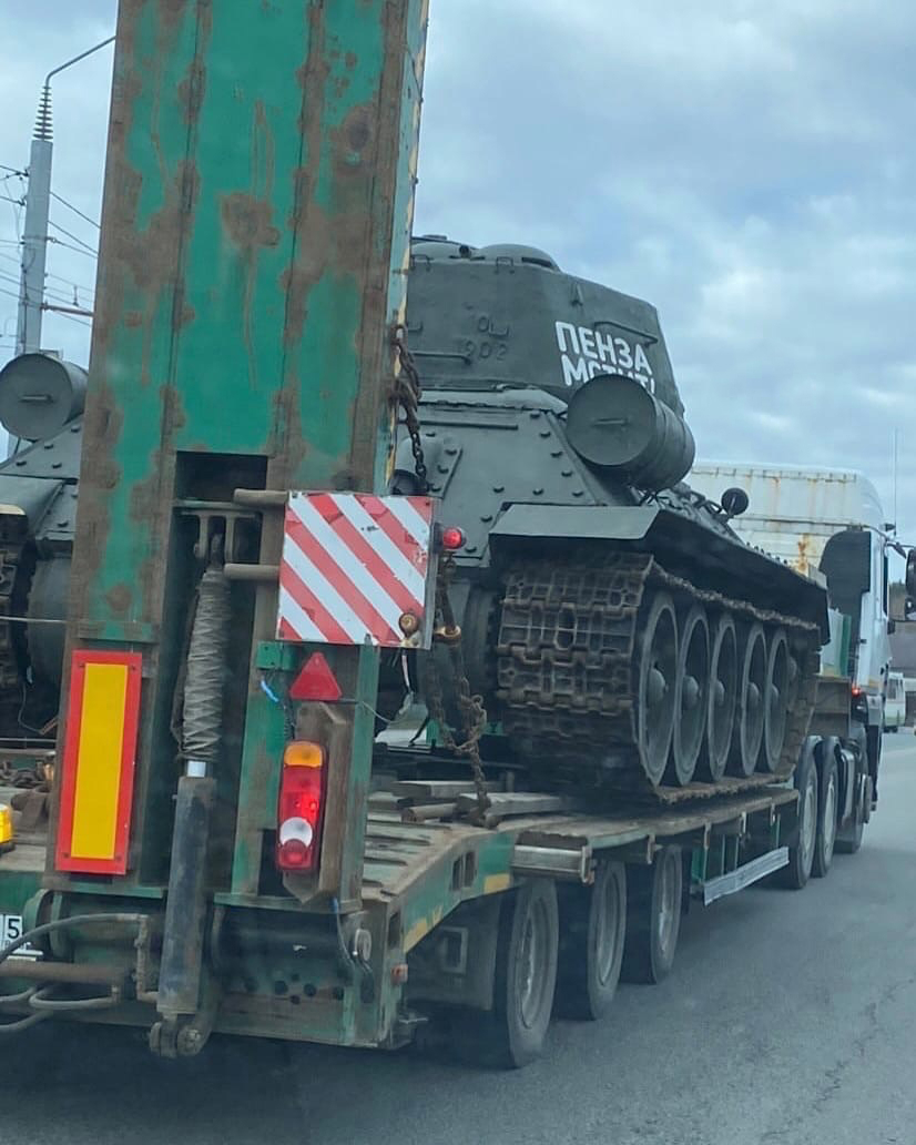 По улицам Пензы перевезли танк Т-34 – видео