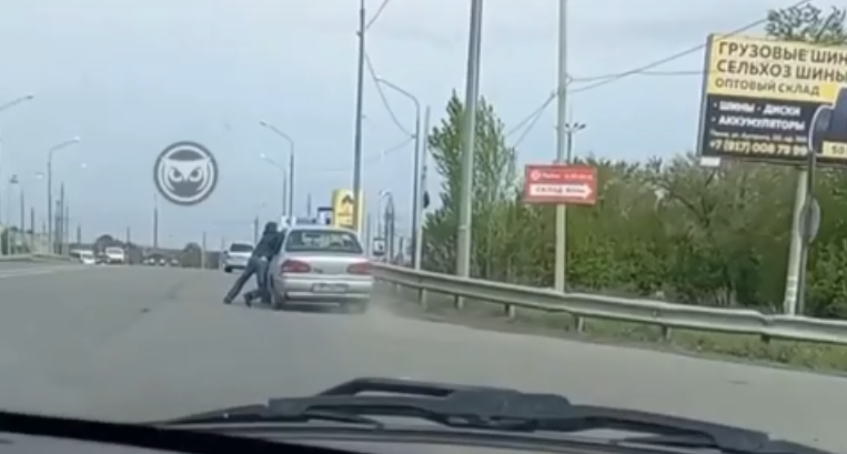 Пензенских водителей предупредили о «неадеквате» на улице Аустрина - видео