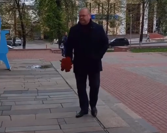 Мельниченко возложил цветы к мемориалу в память о погибших в школе Казани