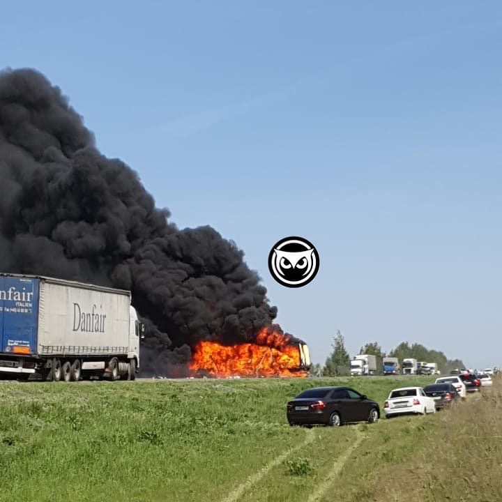 Водитель фуры сгорел заживо в ДТП рядом с Пензенской областью – видео