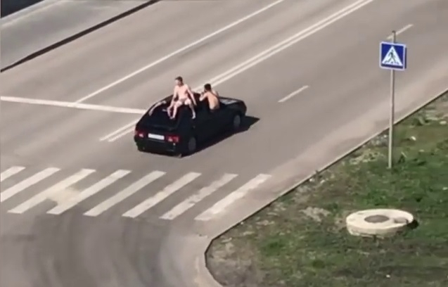 «Естественный отбор»: в Пензе молодые полураздетые люди катались на крыше авто – видео