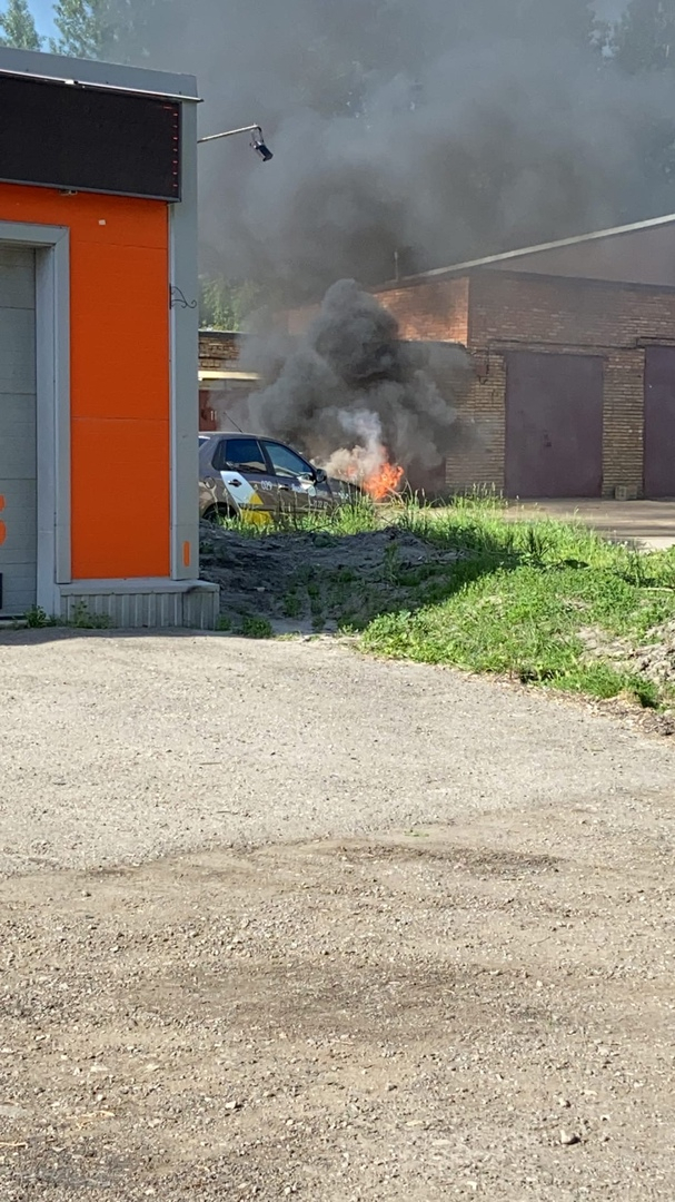 В Пензе рядом с торговым центром загорелся автомобиль такси - подробности