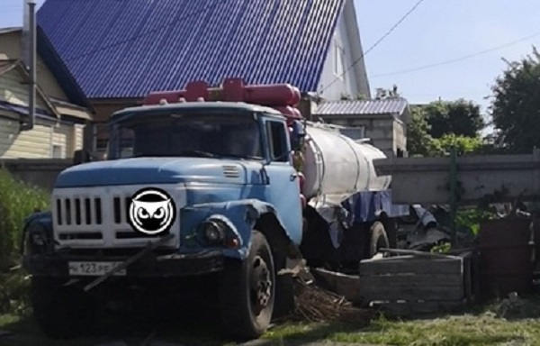 В Пензе на улице Карпинского грузовик снёс забор и сбил женщин - подробности