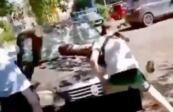 «Безнаказанность»: в Пензе дети с камнями и бревнами разбили автомобиль – видео