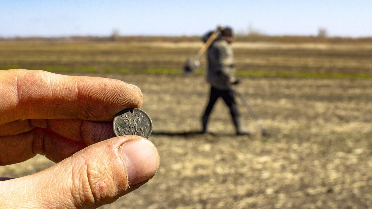 Пензенцев задержали за раскопку 100-летних монет и икон