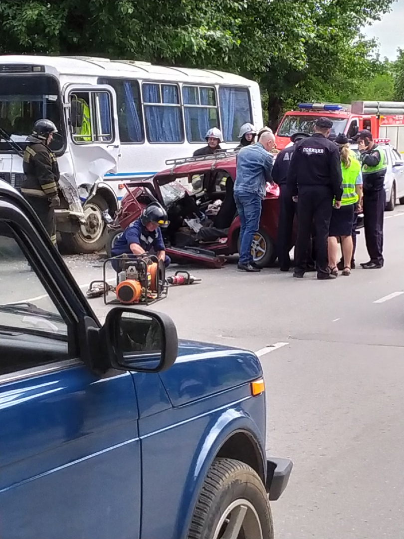 В Кузнецке в аварию попали автобус и легковушка, есть пострадавший
