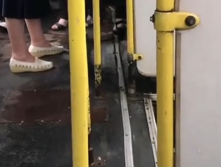 В Заречном сняли на видео, как пассажиров автобуса заливает водой