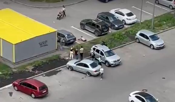 В Пензе полуголый мужчина перекатывался по парковке - видео