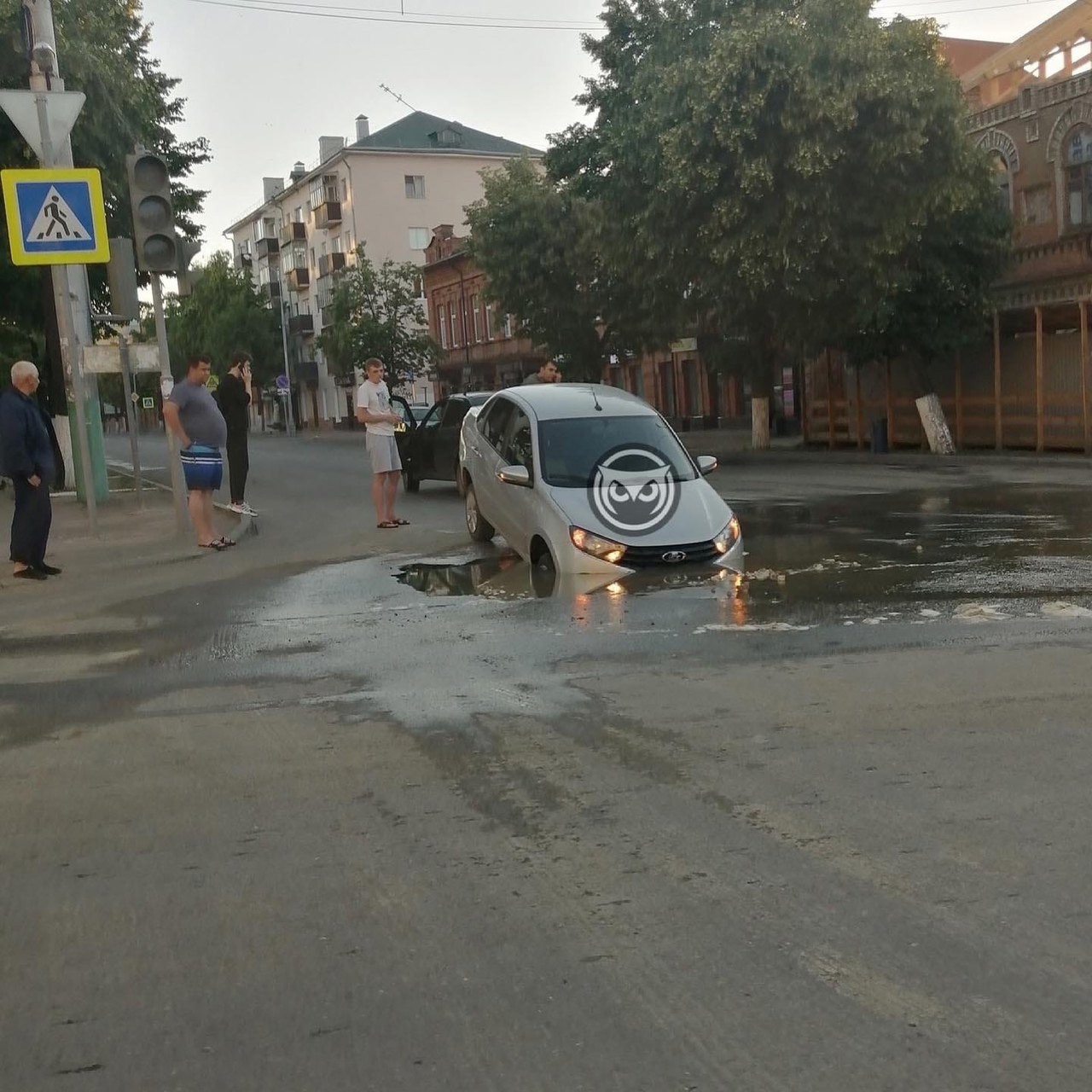 На улице Московской в Пензе «Лада» провалилась в яму