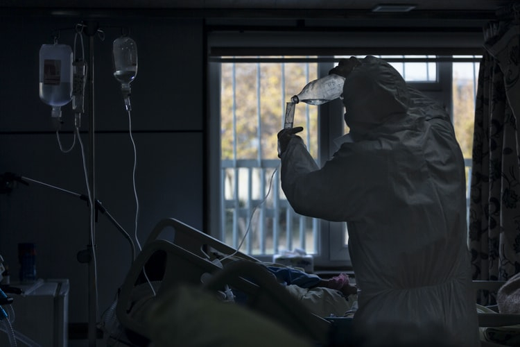 «Достаточно пройти рядом без маски»: Эксперт рассказала об опасности нового штамма коронавируса