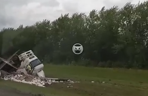 На трассе под Пензой фура слетела в кювет и перевернулась
