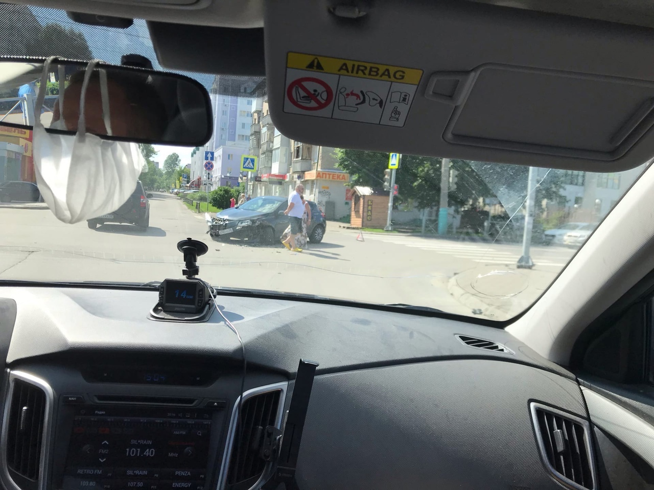 На перекрестке в центре Пензы в аварию попал легковой автомобиль