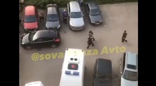 Житель Пензы выбросил из окна крупную сумму денег, а потом стал стрелять по машинам