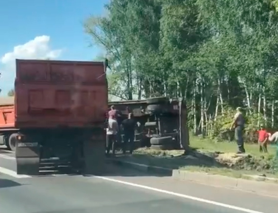 Появилось видео с места жесткой аварии с грузовиком на трассе в Пензе