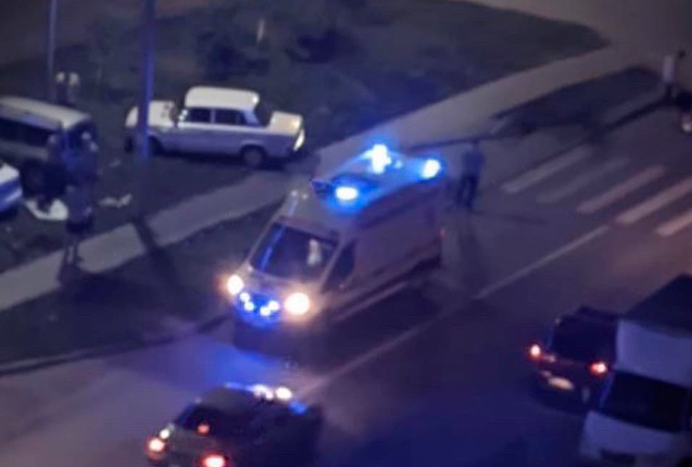 В Пензе на улице Тепличной после аварии девушку увезла машина реанимации