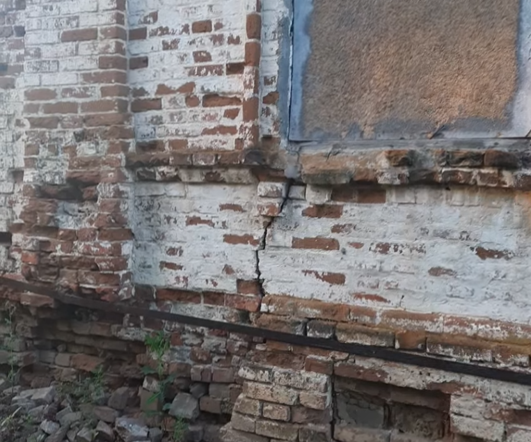 Соцсети: в пензенской школе трескаются стены и из них выпадают кирпичи