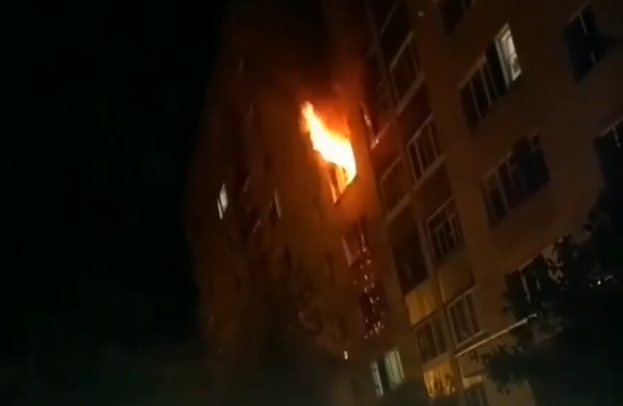 В Заречном сняли на видео ночной пожар на улице Строителей