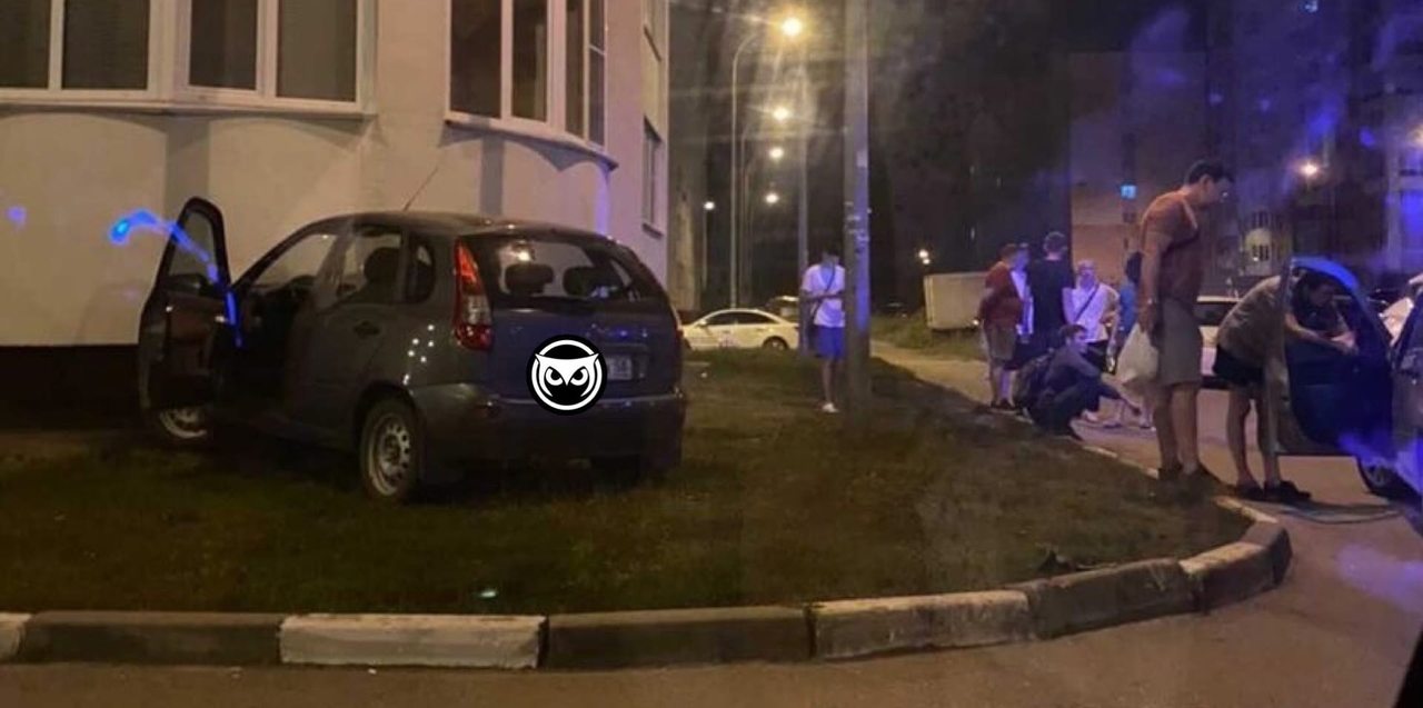 В Пензе сняли на видео, как автомобиль врезался в жилой дом на улице Антонова